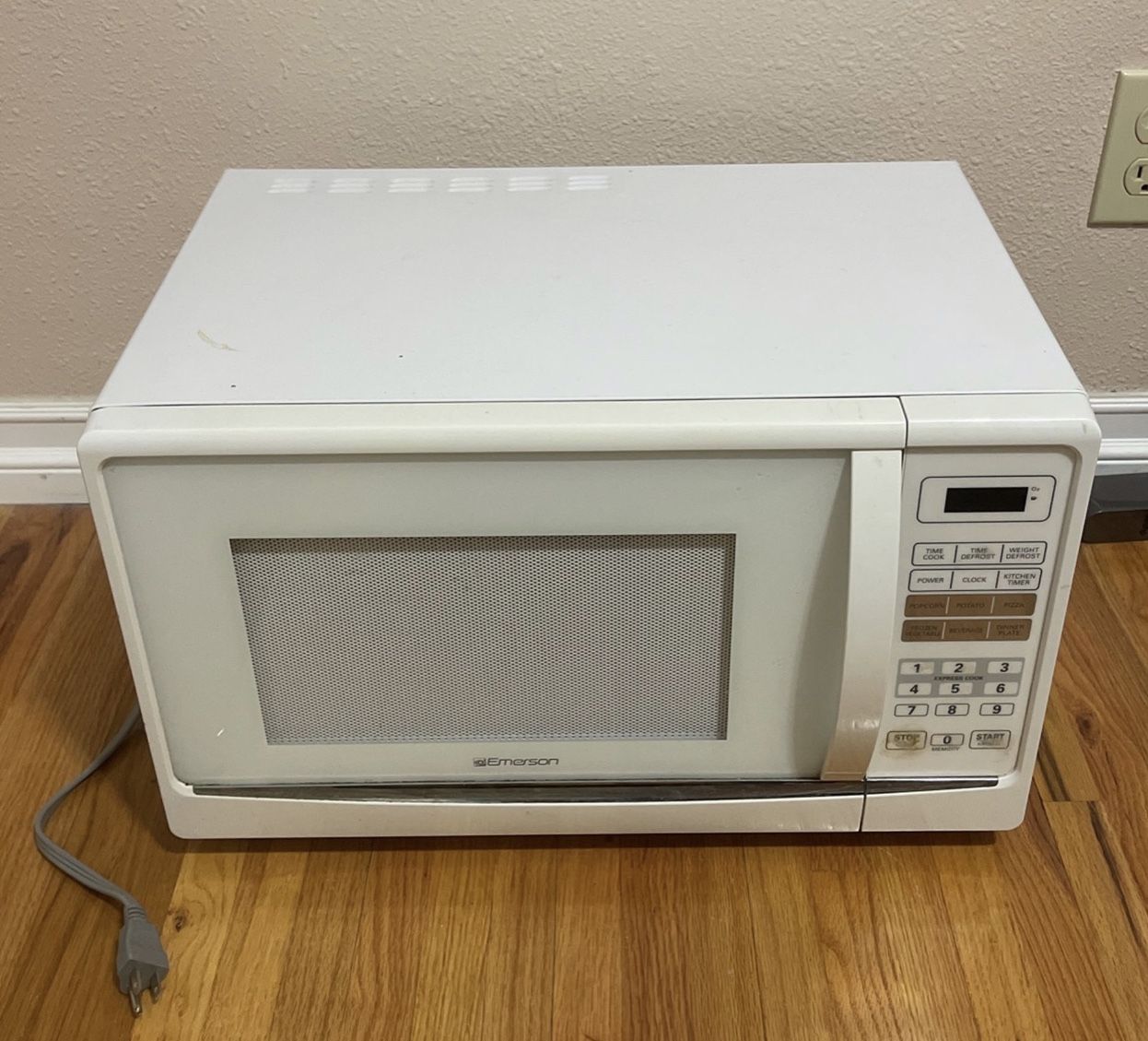 Emerson 1.1 Cubic Ft Microwave In Good Condition And Works Well. Model #MW1119W Dimension :L20” W14” H11”. This Is In Winnetka CA.