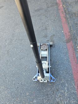 Pittsburgh 3-ton aluminiun jack in good working condition
