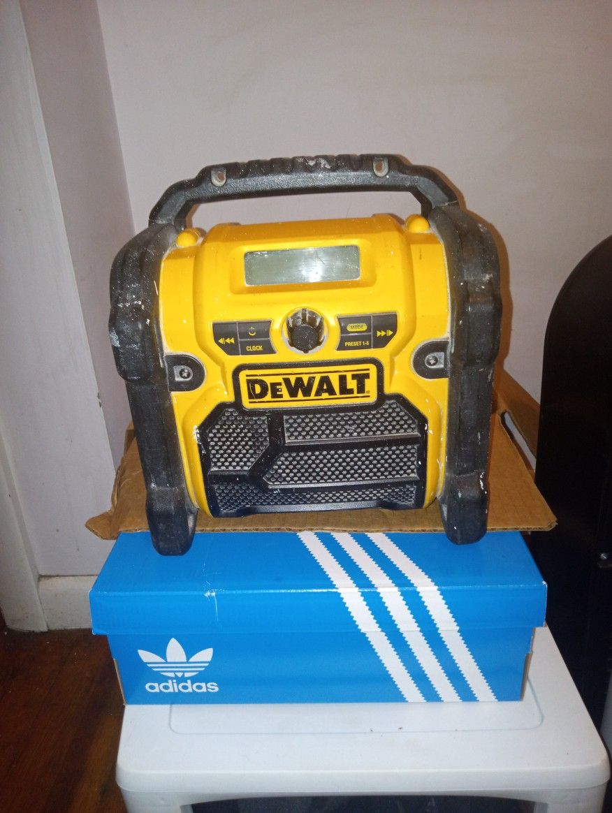 DEWALT (DCR018)Worksite Radio ( BLUETOOTH/ And Charger In Side Side Compartment!!
