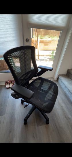 Black office mesh chair