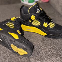 Air Jordan 4 Retro ( black And Yellow ) Size 4 