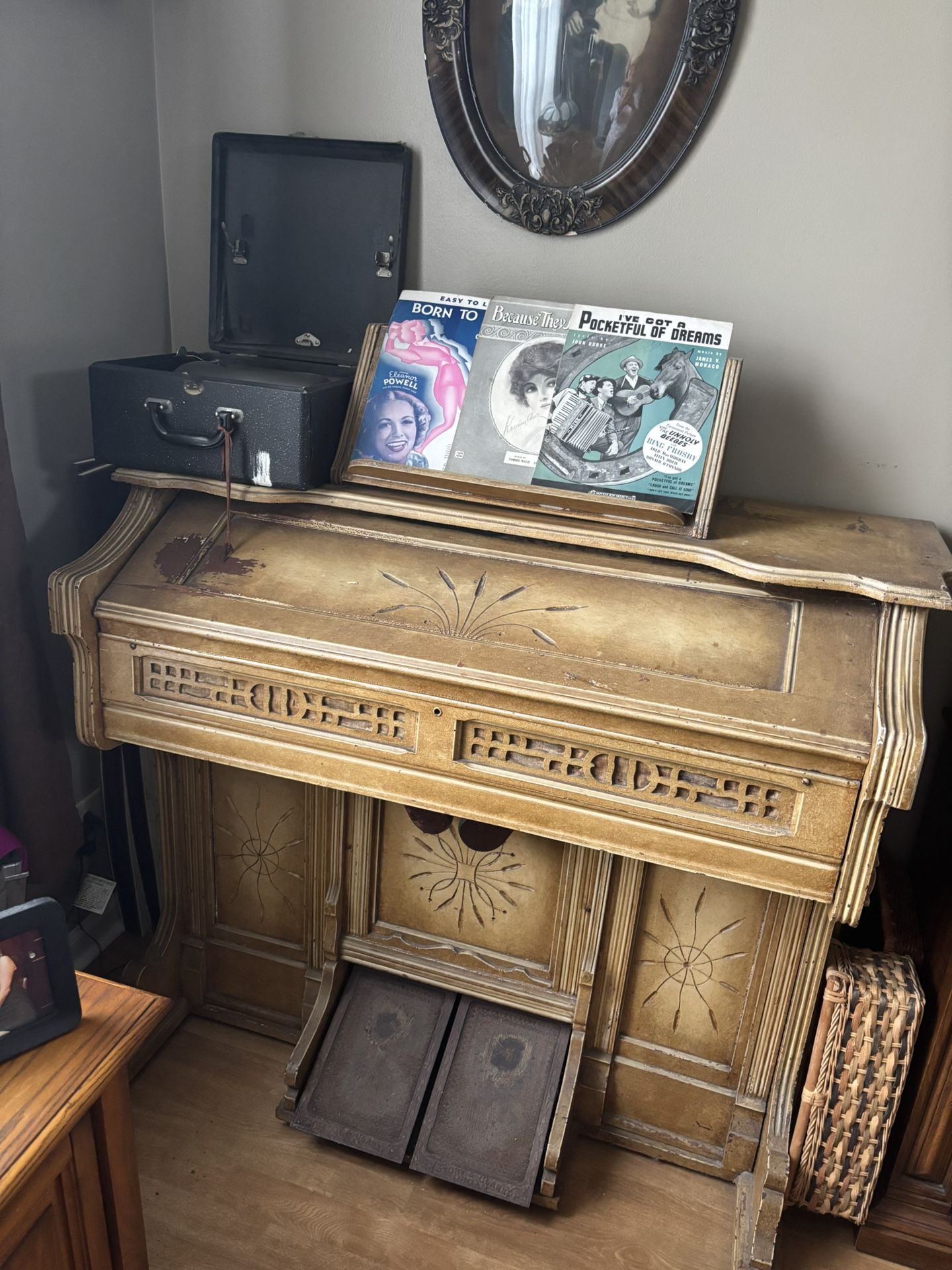 Parlor Pump Organ
