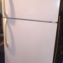 White Fridgaire Refrigerator/Freezer With Ice Maker