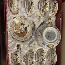 Japanese Porcelain Yamasen With a Pavia Motif, Set of 18 pieces