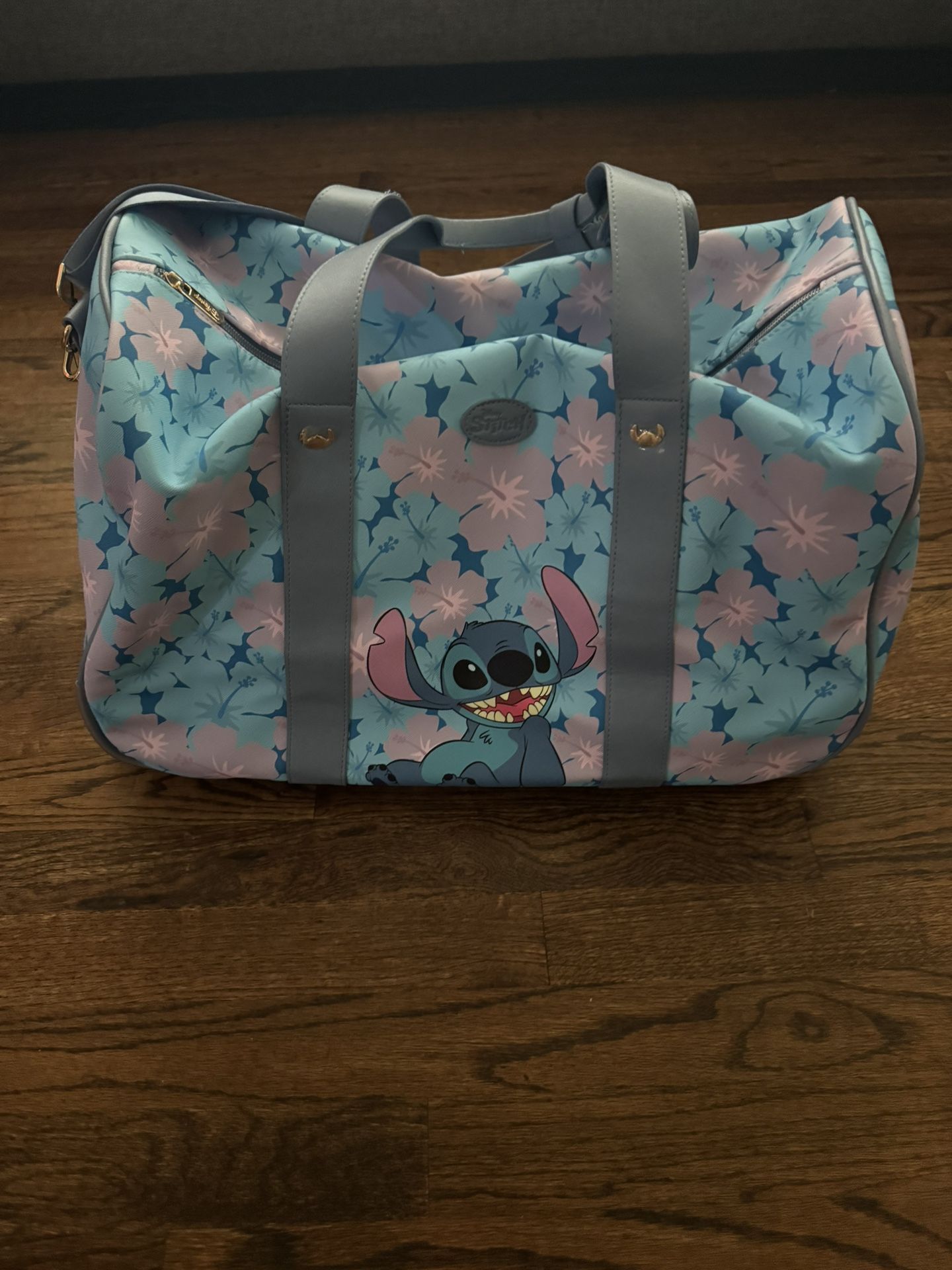 New!!! New!!!! Stitch Duffle Bag With Wheels And Handle!!