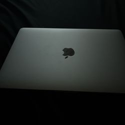 MacBook Pro (13-inch, 2017, Two Thunderbolt 3 ports)
