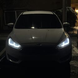 Ford Focus SE hatchback