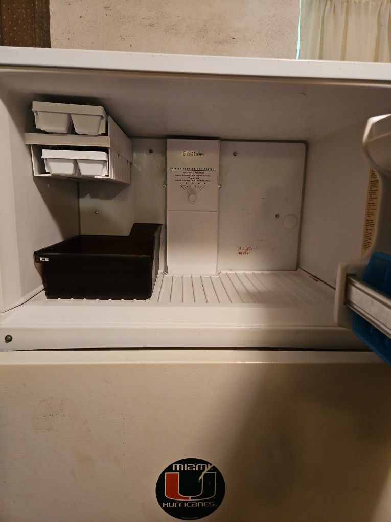 FREE REFRIGERATOR (NOT STAYING COLD ENOUGH) for Sale in Fort Lauderdale