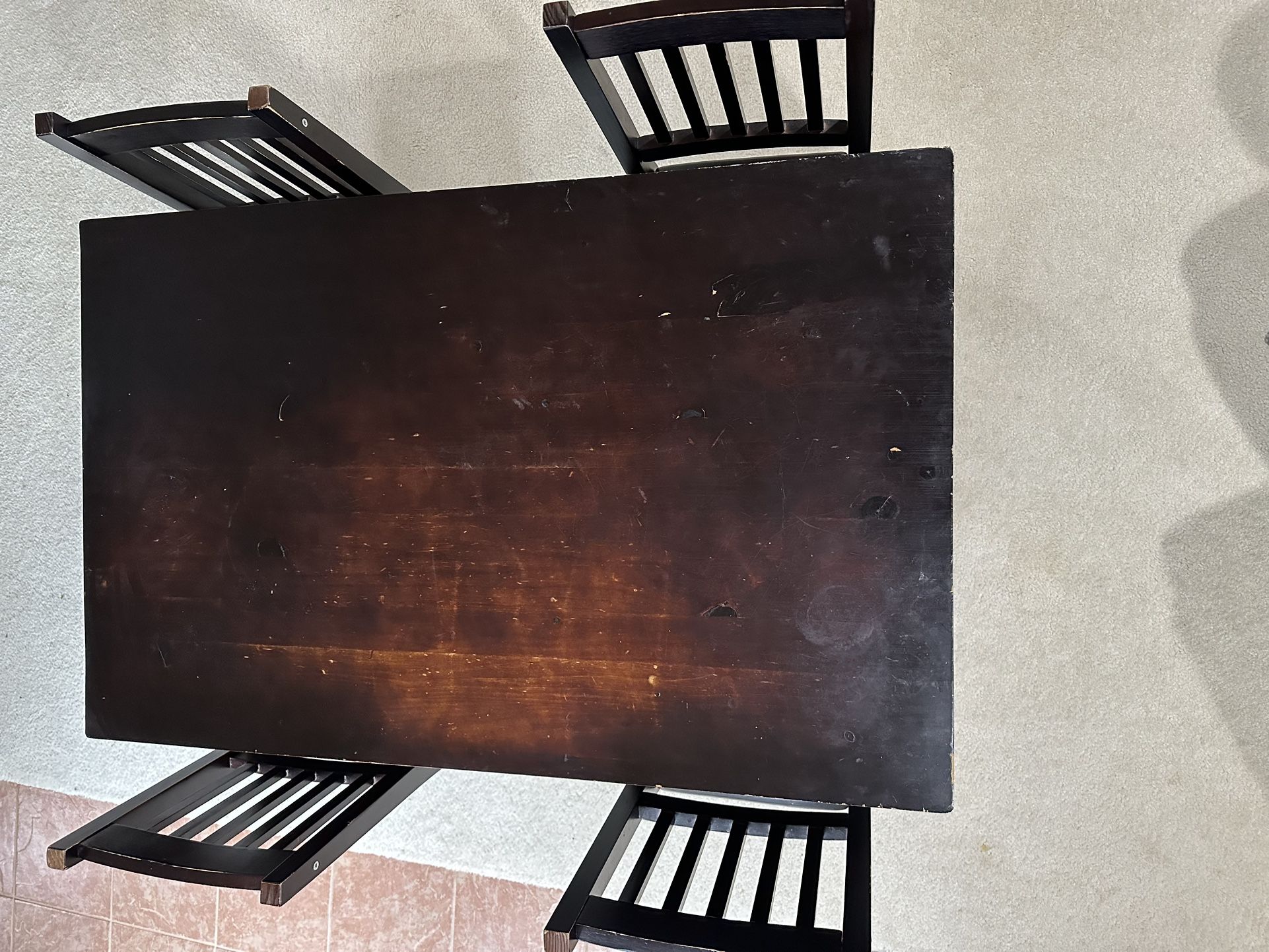 Dining table In good condition with chairs (5 Piece-4 Chairs +1table)