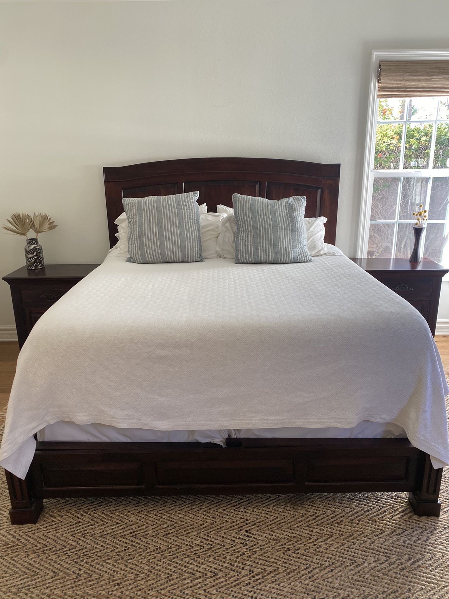 Master Bedroom set - Solid wood - High end - Cal King Bed frame, 2 Nightstands, Tall Dresser
