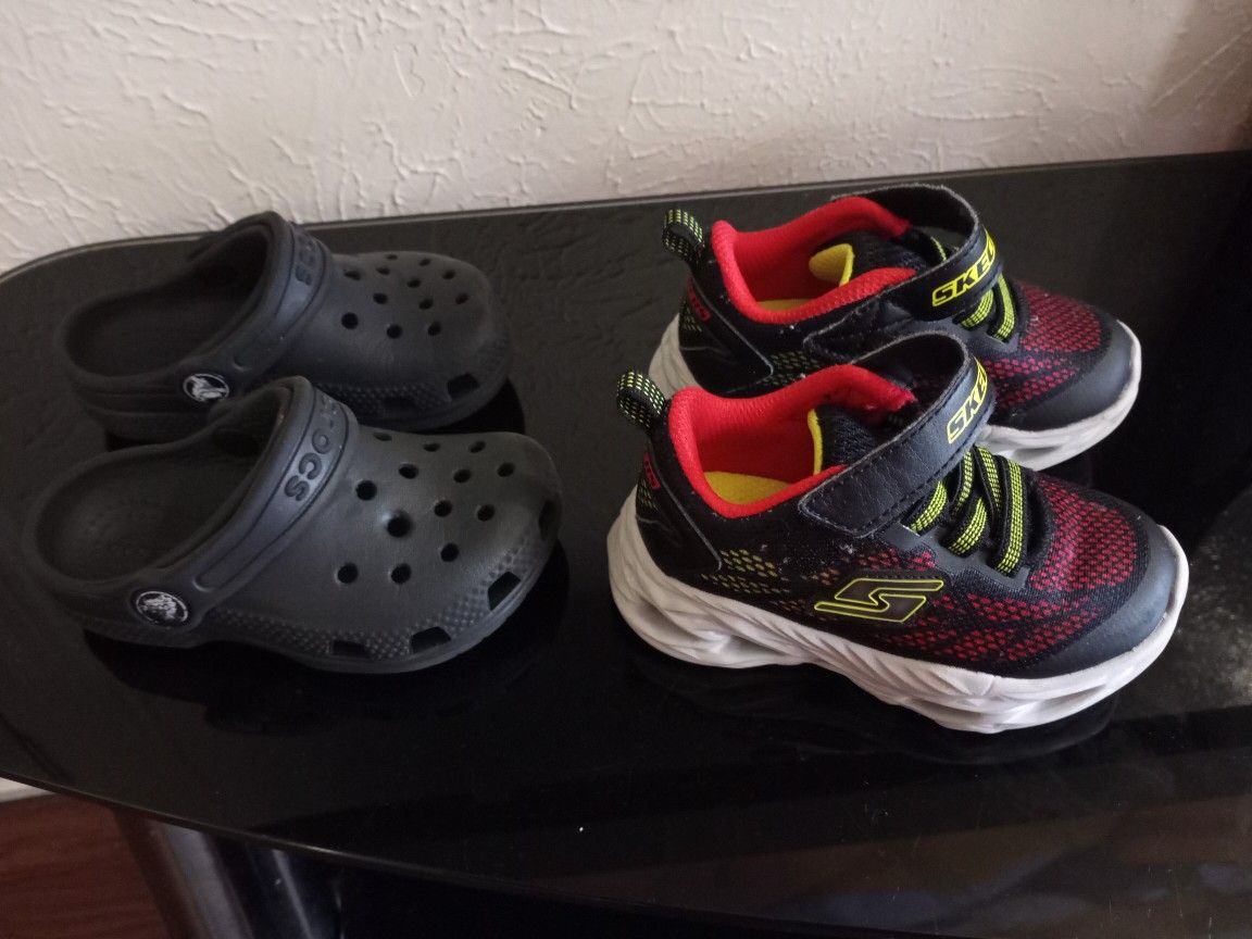 Crocs Y Skechers 