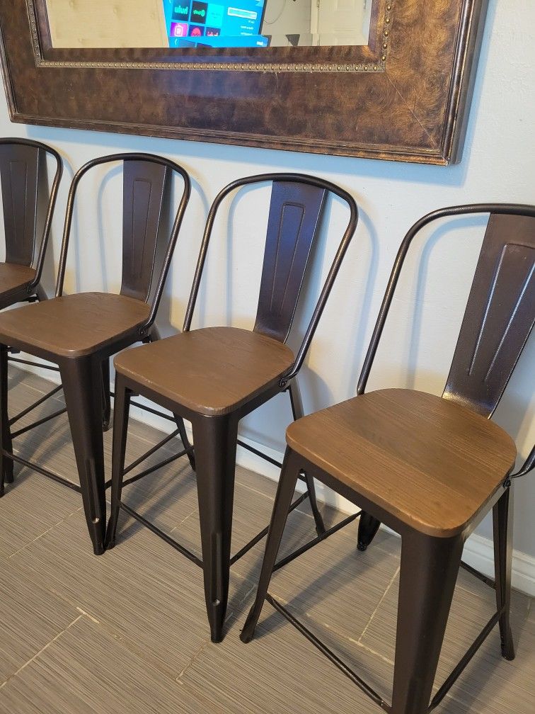 NICE FOUR BARSTOOLS 24
