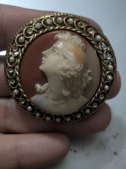 Vintage Signed ART Cameo Brooch – Elegant Gold Tone Filigree