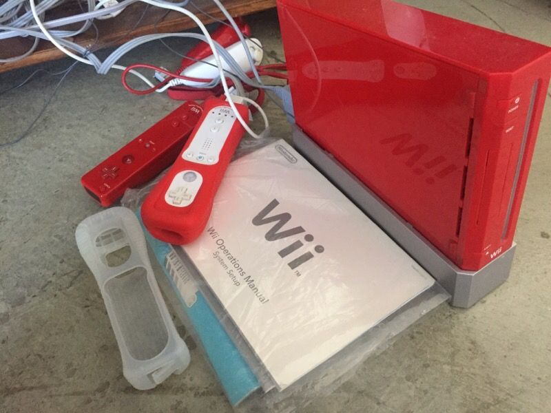 Wii like new hardly used, with 2 controllers