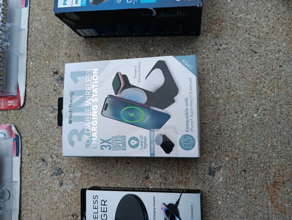 3 N 1 IPhone Charger Station