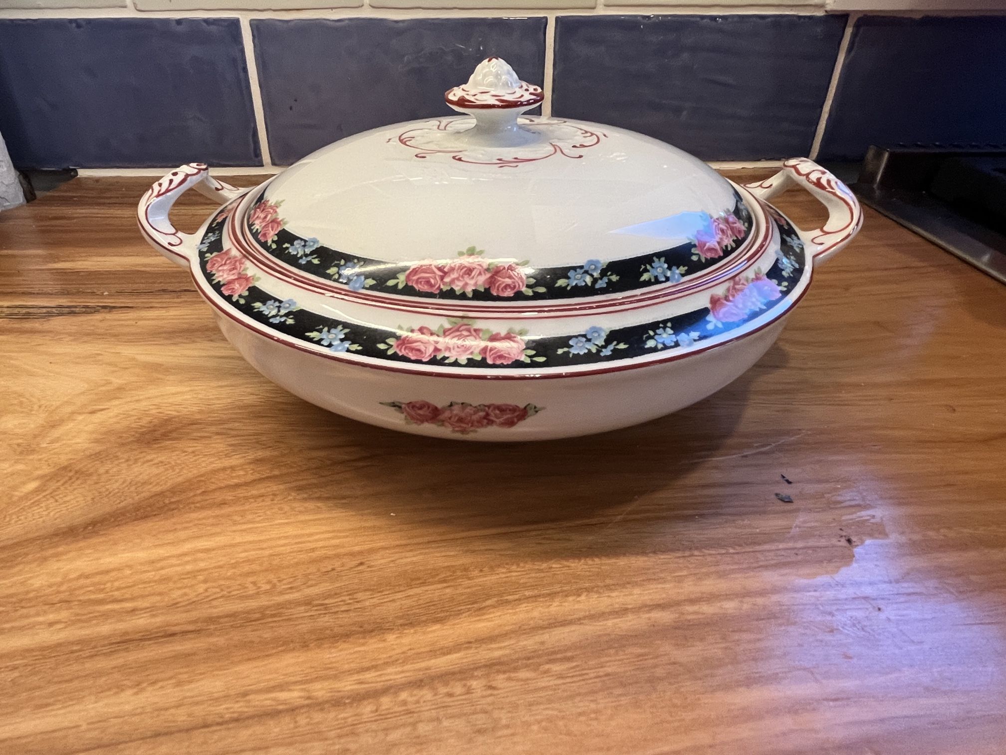 Alfred Meakin China Serving Bowl With Lid No Chips, Chips Or Crazing East Pick up in Kingsbridge heights in the Bronx. Cash only