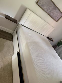 White Bed w/ 4 draws queen