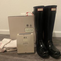 Hunter Women's Refined Tall Gloss Rain Boot, white socks and care kit
