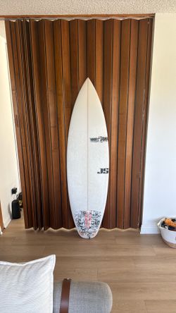 UNUSED / JS INDUSTRIES SURFBOARD HIPPEE (6’1 x 19 5/8 x 2 9/16 x 32.5V)