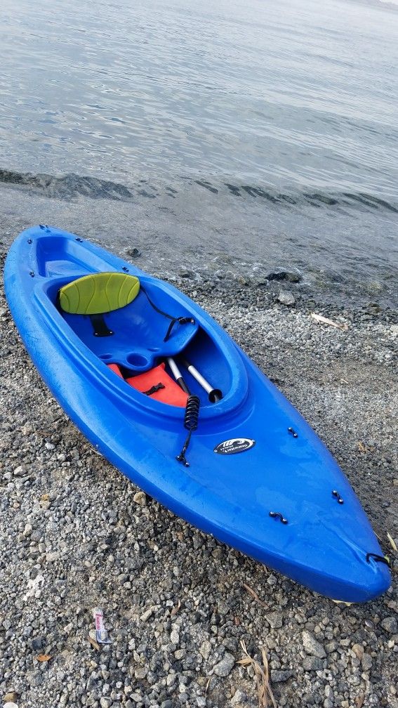 clearwater Affinity 8.6 sit in kayak blue with paddles and vest