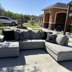 Beautiful u shape sectional with pillows in great condition super comfy asking 680