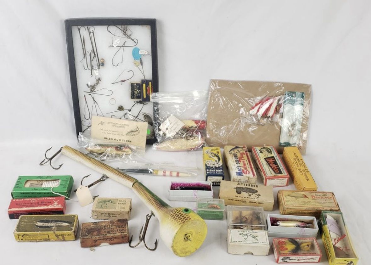 ASSORTED VINTAGE FISHING PLUGS, LURES
