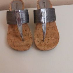 BCBG GENERATION WEDGE TOE FLIP FLOP SANDALS 