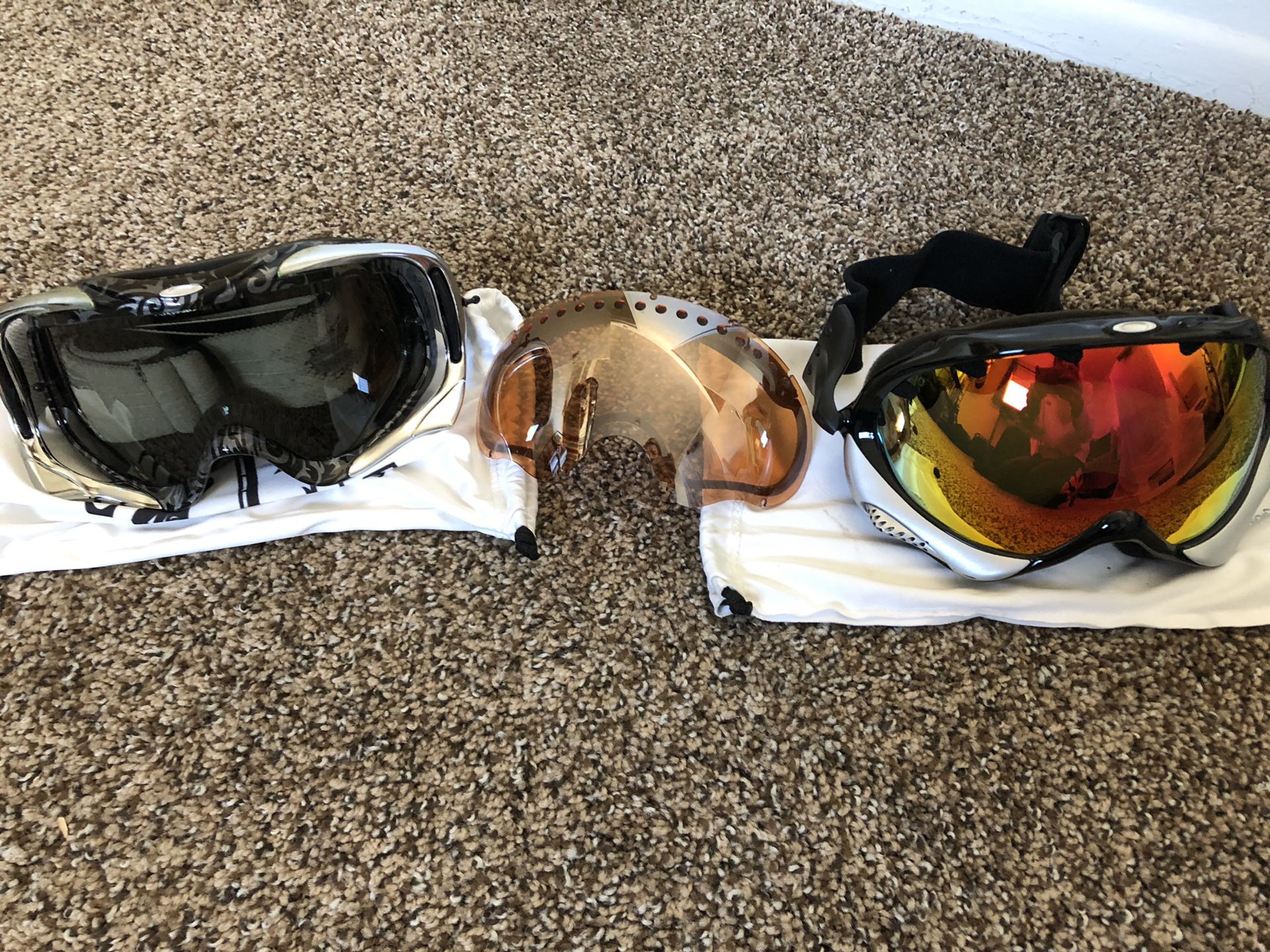 Ski or snowboard goggles - Oakley brand