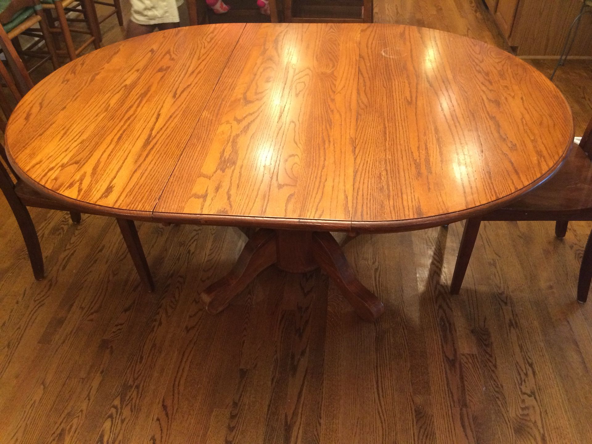 Dining room table with expandable leaf