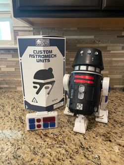 Star Wars Galaxy’s Edge Droid Depot R2-D2 With Remote