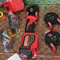 Milwaukee
M18 18V Lithium-Ion Cordless Short Throw Press Tool Kit with 3 PEX Crimp Jaws (2) 2.0 Ah Batteries and Charger