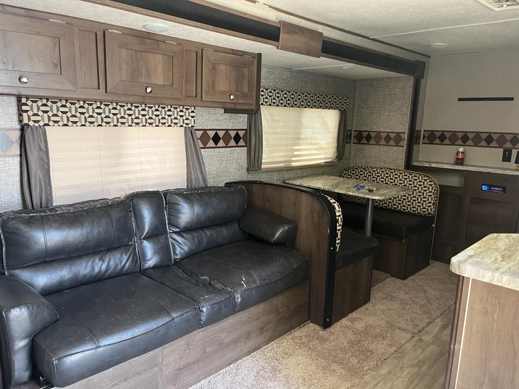 2018 Travel Trailer In Víctorville Ca for Sale in Arrowhed Farm, CA OfferUp