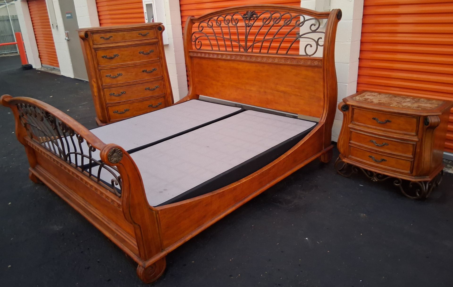 Kng Sz Bd St With Base Good Condition