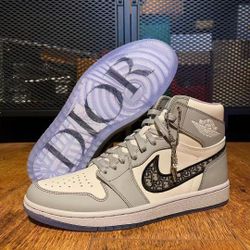 DIOR x Jordan Air Jordan 1 High Og 'White Wolf Grey' Comfortable Round Toe High Top Retro Basketball Shoes Men's and Women's White Grey