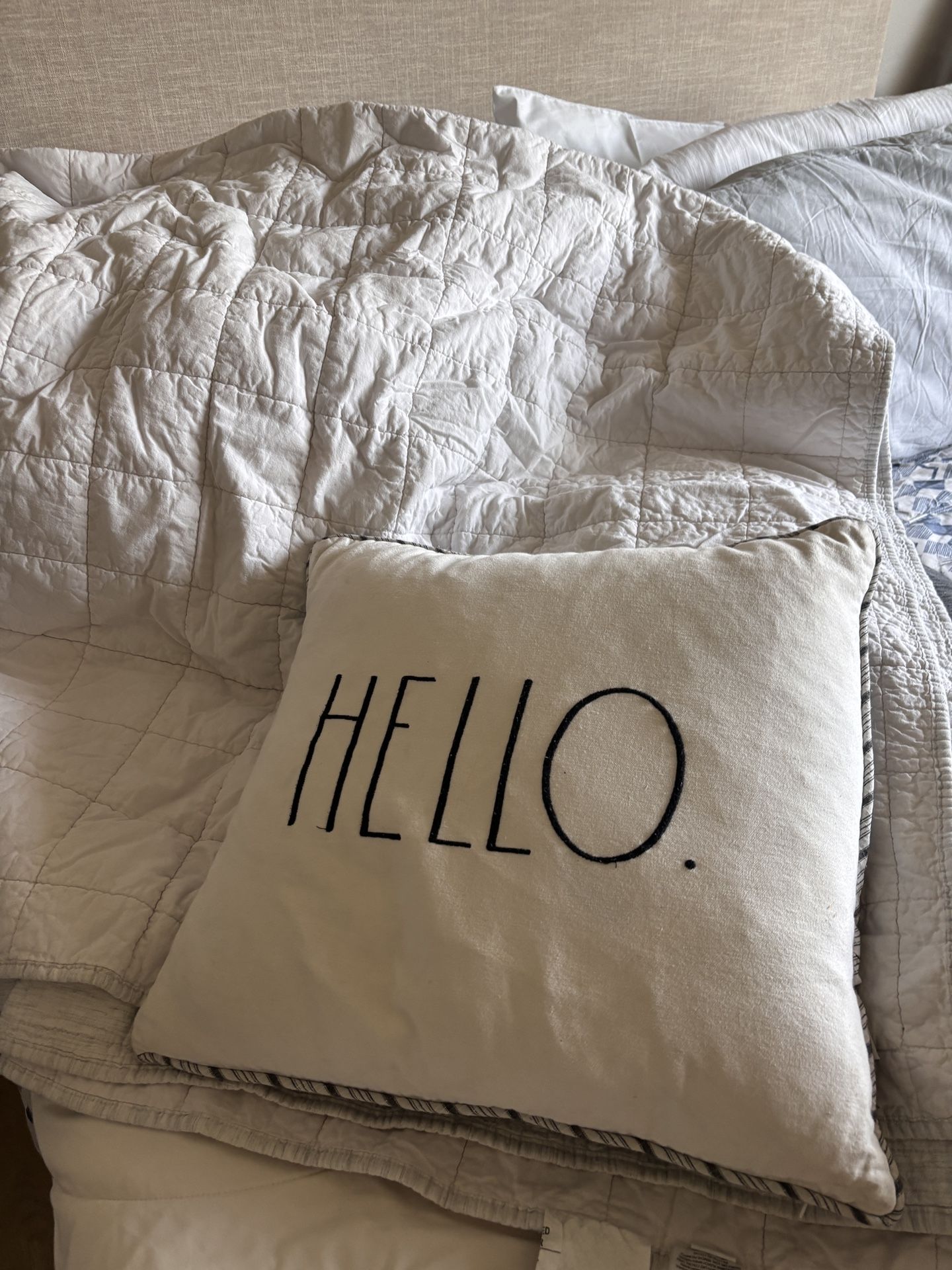 Beautiful cream, white color comforter could be used on a twin or a queen comes with a bed pillow