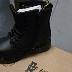 
11 pairs of shoes, sizes from 5.5 to 10