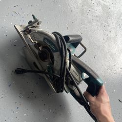 Corded Lightweight Magnesium Hypoid Circular Saw with built in fan Makita 