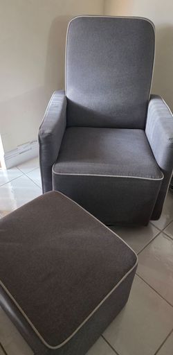 Rocking chair with ottoman/  Silla mecedora con reposador de pies.