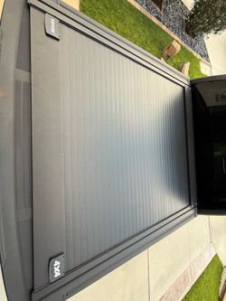 F-150 Retractable Hard Tonneau Cover (2009-2024 Crew Cab 5.5’ Bed) - Excellent Condition