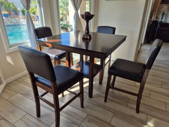 High Table and 4 bar stools Exelent Condition