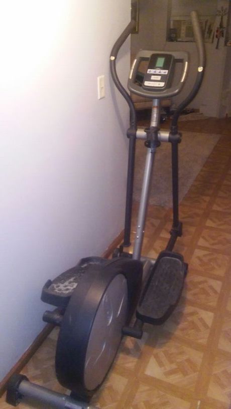 Weslo momentum 635 elliptical excercise machine
