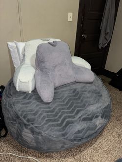 Huge beanbag chair plus two back pillows and two regular pillows