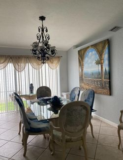 Dinning set 8 pieces moving soon!