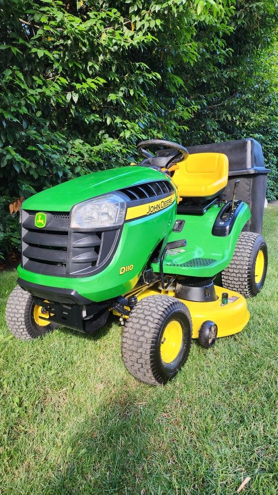 John Deere D110 42" Riding Lawn Mower 2400 for Sale in WA