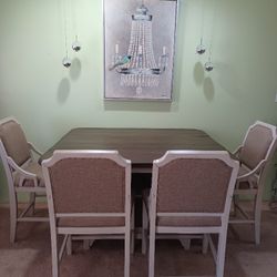 5 Piece Dining Kitchen Table With 4 Chairs.  Great Condition