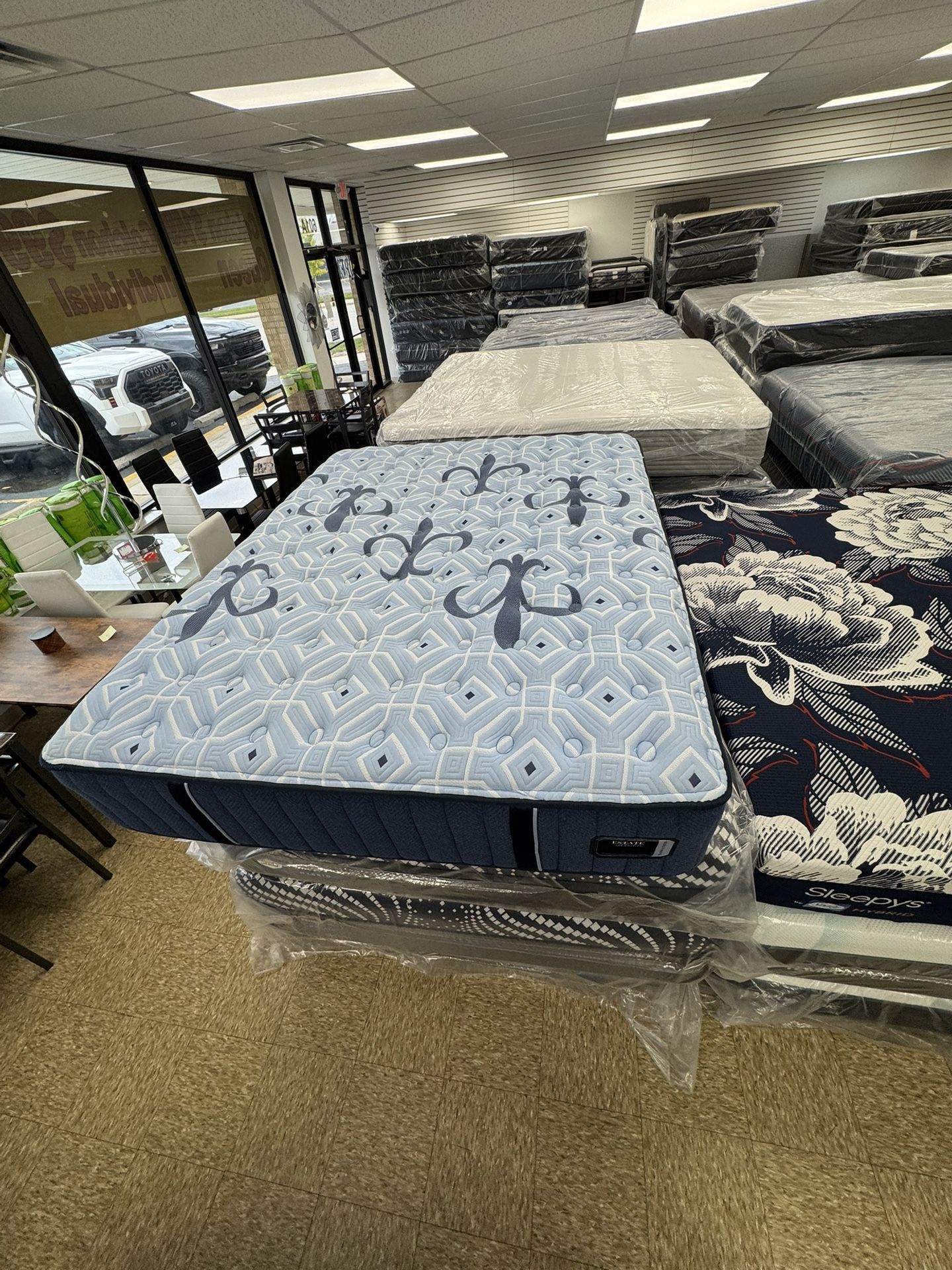 Stearns & Foster Estate® 14.5" Firm mattress brand new .queen size