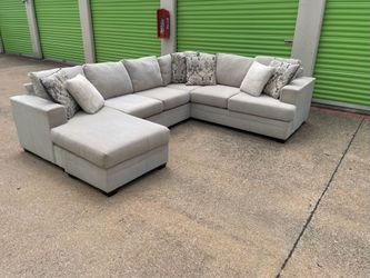Free Delivery - Modern Rooms To Go Sectional Set