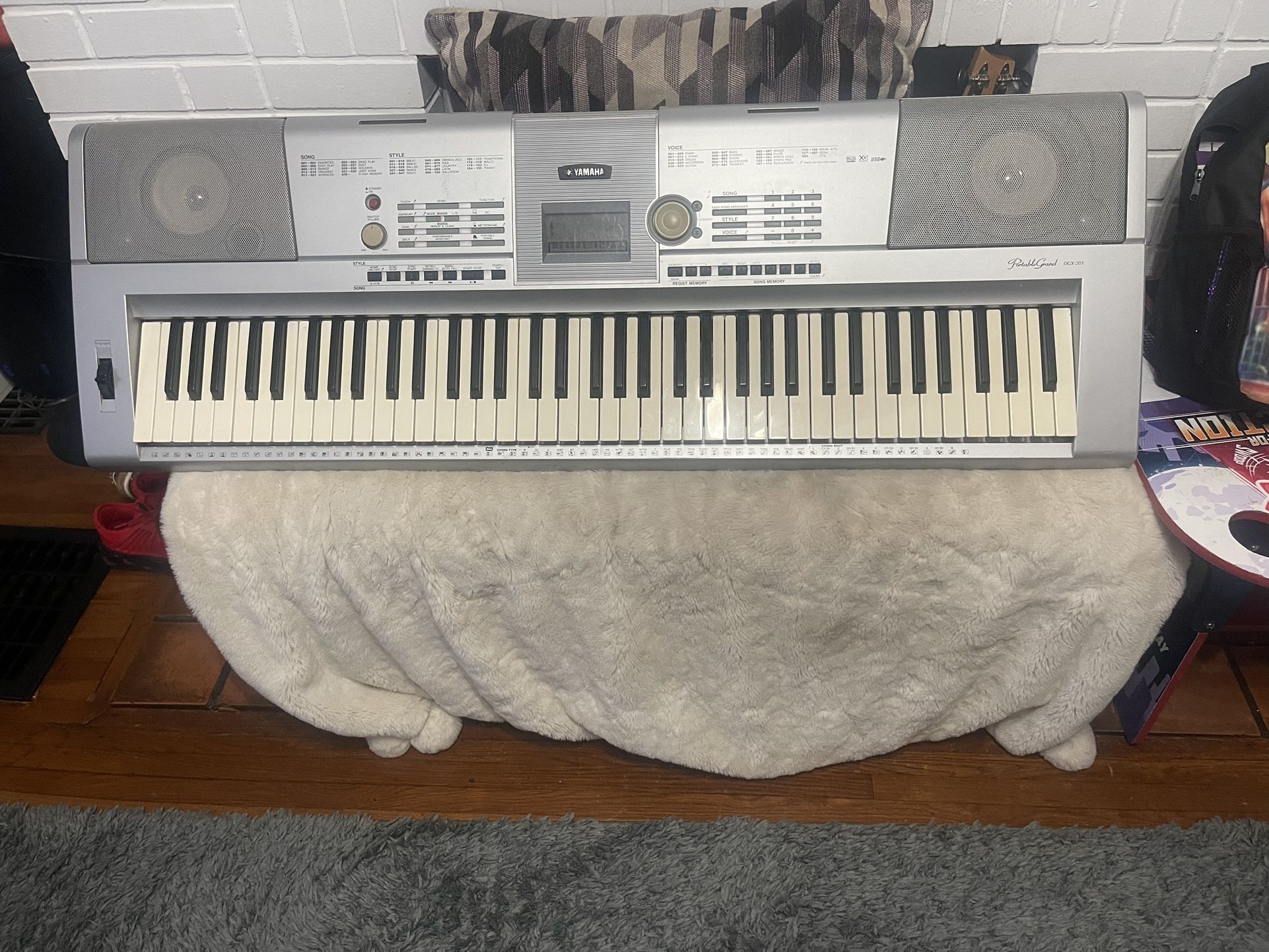 Yamaha Portable Grand DGX-205 electric keyboard