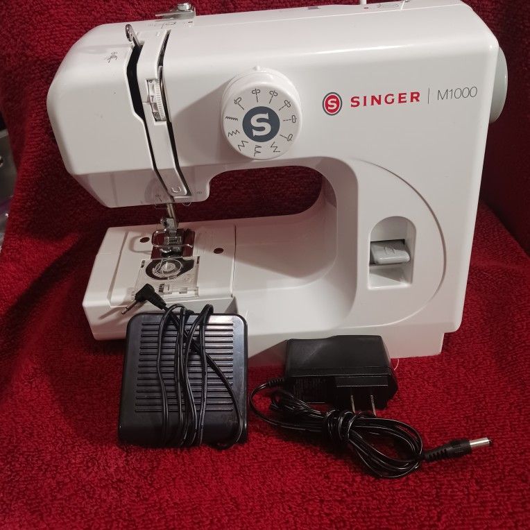 SMALL SINGER SEWING/MENDING MACHINE