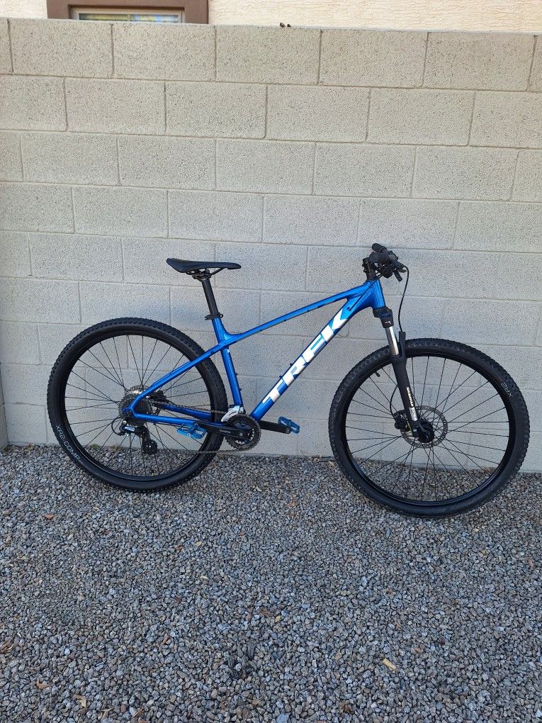 TREK MARLIN  6 MOUNTAIN BIKE 29 ER LIKE NEW ( CHECK MY OTHER BIKES)